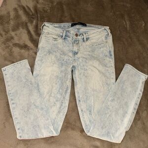 HOLLISTER ACID WASH RIPPED JEANS